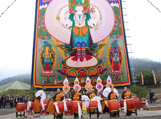 Hàng vạn du khách trẩy hội Tây Thiên
