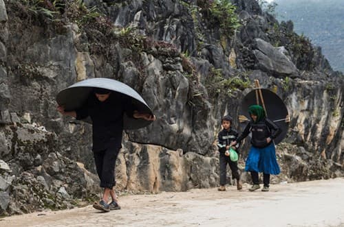 Độc đáo “chợ lùi” Lũng Phìn