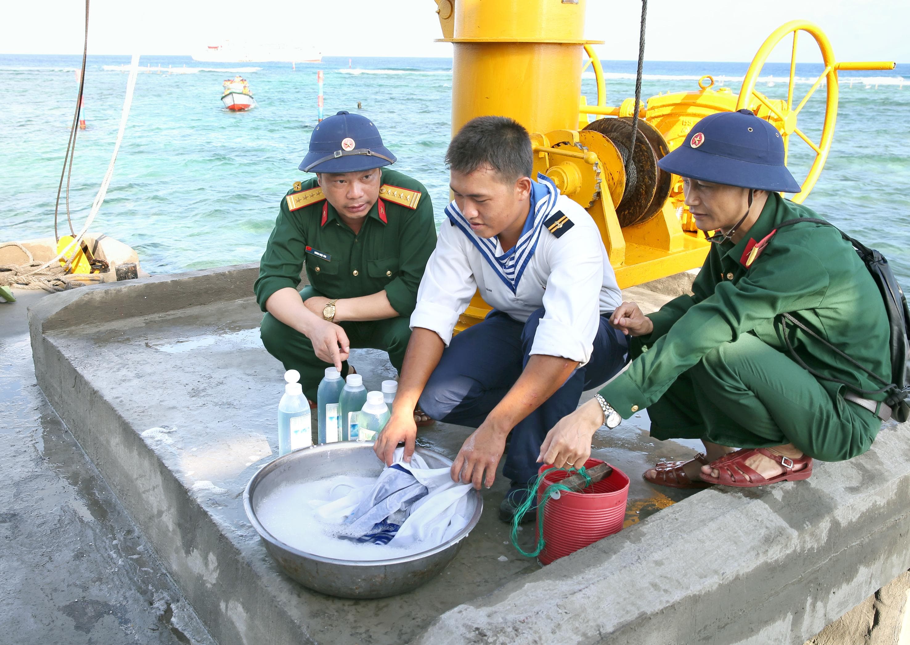 Mang xà phòng sinh học ra Trường Sa