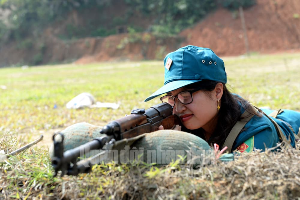 “Má hồng” luyện quân trong nắng đầu mùa Việt Bắc