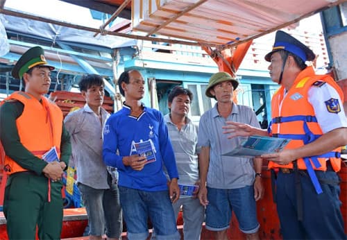 Cảnh sát biển đồng hành với ngư dân