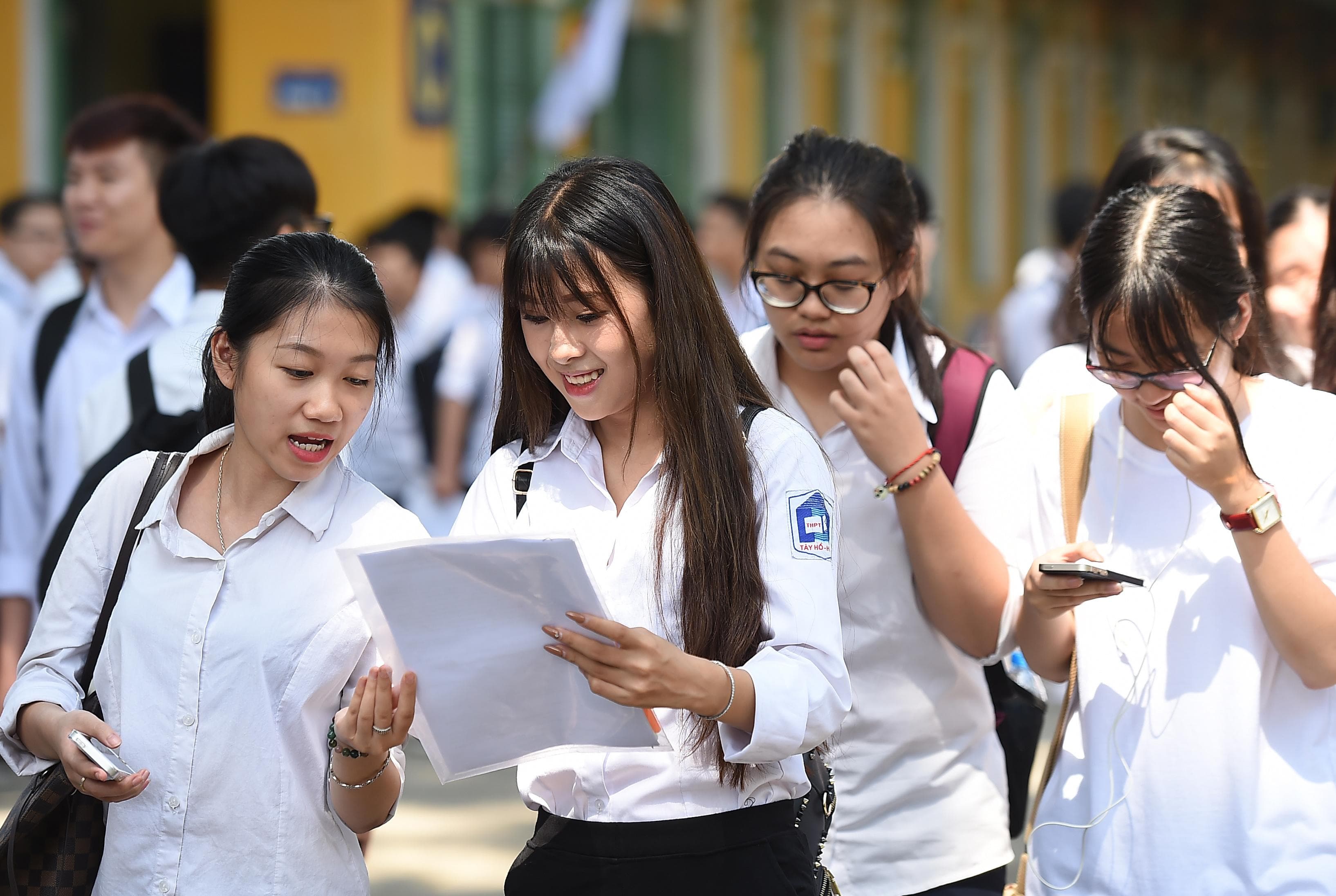 Rộn ràng ngày thi đầu tiên