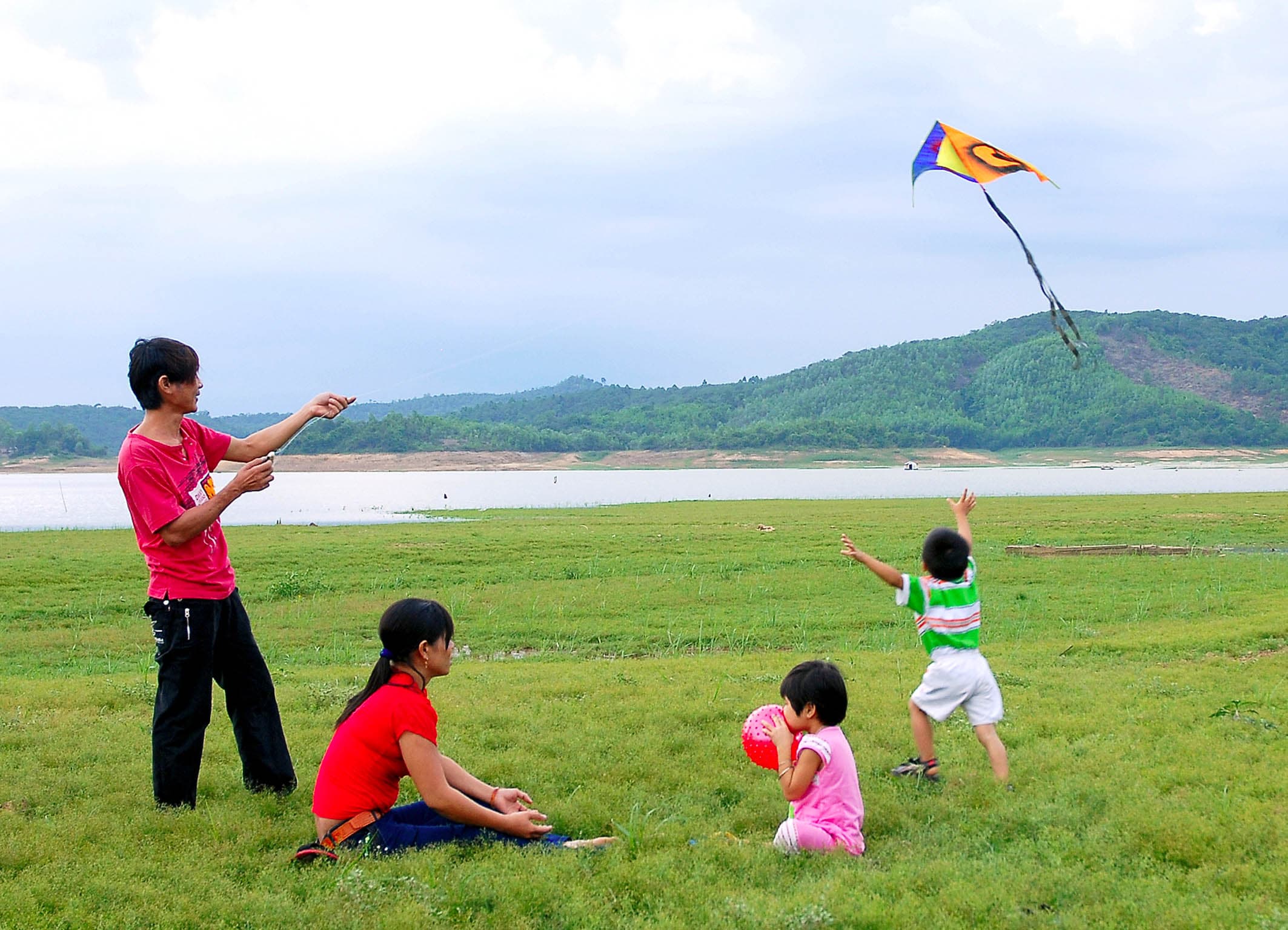 Ngày hè... "đánh cắp" tuổi thơ