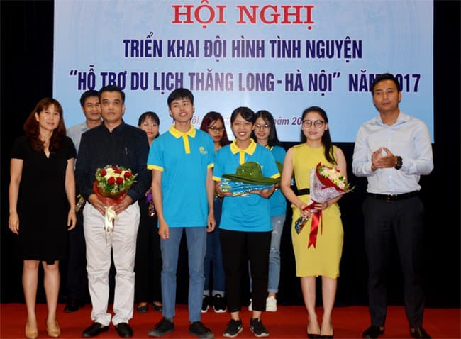 Triển khai đội tình nguyện “Hỗ trợ du lịch Thăng Long - Hà Nội”