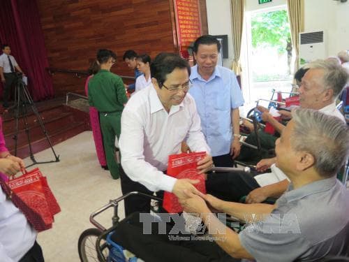 Trưởng Ban Tổ chức Trung ương Phạm Minh Chính thăm, tặng quà Trung tâm Điều dưỡng thương binh Thuận Thành