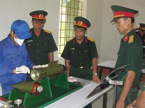 Niêm cất, bảo quản vũ khí trang bị kỹ thuật bằng công nghệ vật liệu mới
