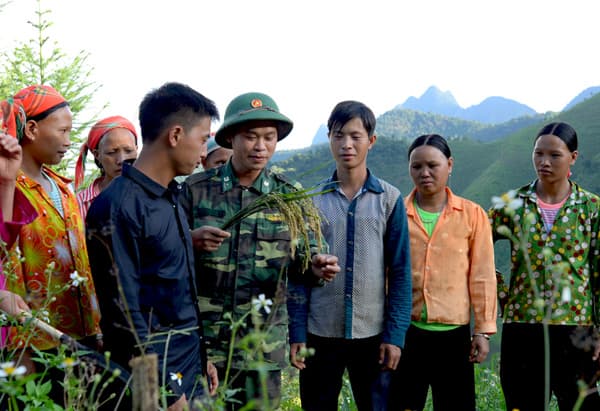 Những chiến sĩ “quân hàm xanh” trên núi Nặm Hùm