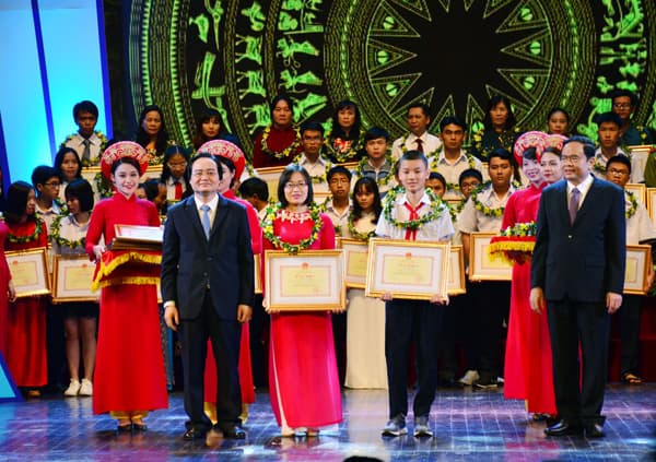 Bộ Giáo dục và Đào tạo tuyên dương thầy cô giáo và học sinh tiêu biểu