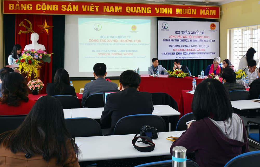 Giải pháp phát triển công tác xã hội trong trường học ở Việt Nam