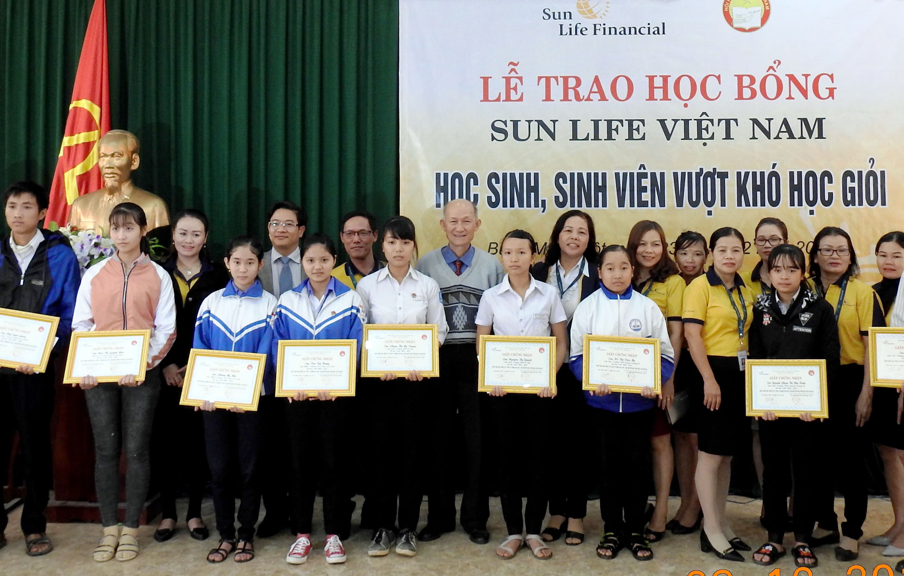 Đắk Lắk trao học bổng tặng học sinh nghèo vượt khó