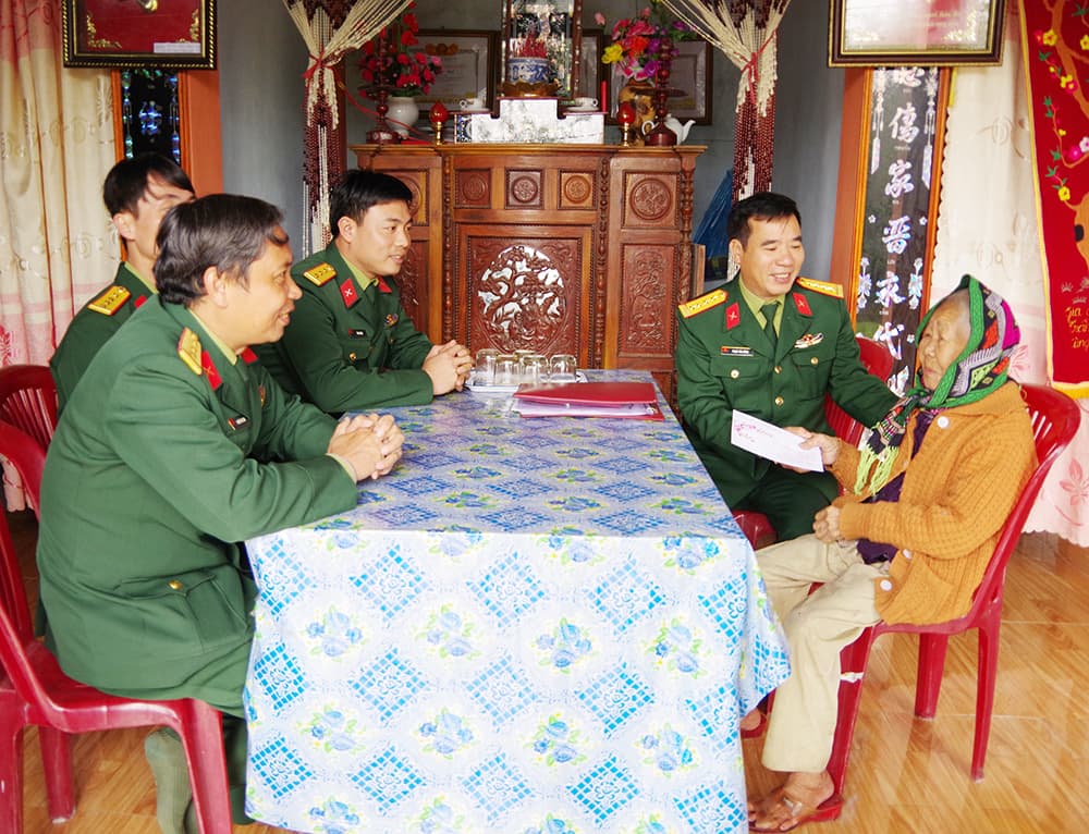 Sư đoàn 968 thăm, tặng quà Tết cho đối tượng chính sách và người có công