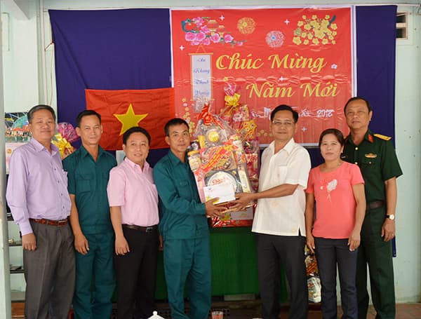 Bộ CHQS tỉnh Tây Ninh chúc Tết gia đình chính sách và đơn vị biên giới