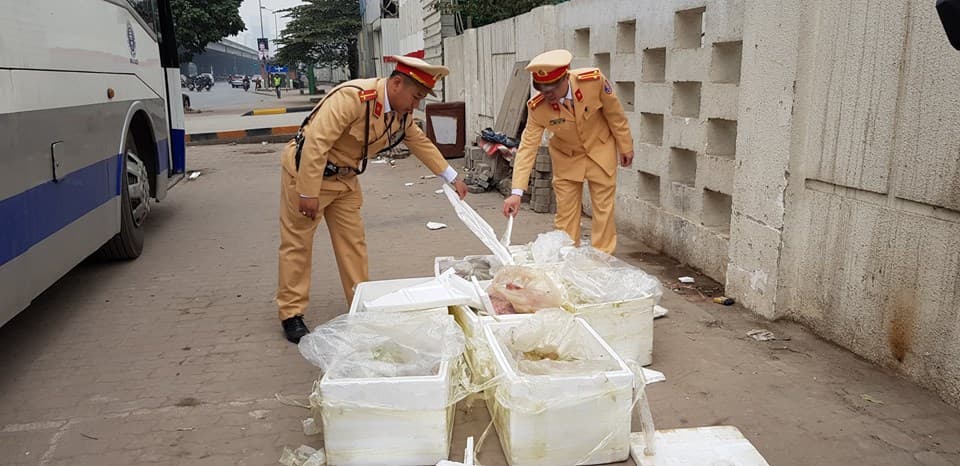 Hà Nội: Bắt xe khách chở gần 3 tạ nội tạng đã bốc mùi hôi thối