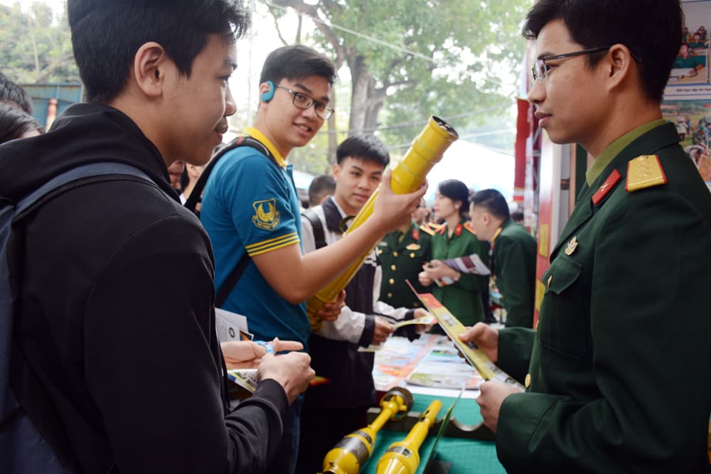 Thí sinh quan tâm nhiều đến khối trường quân đội trong Ngày hội Tư vấn tuyển sinh