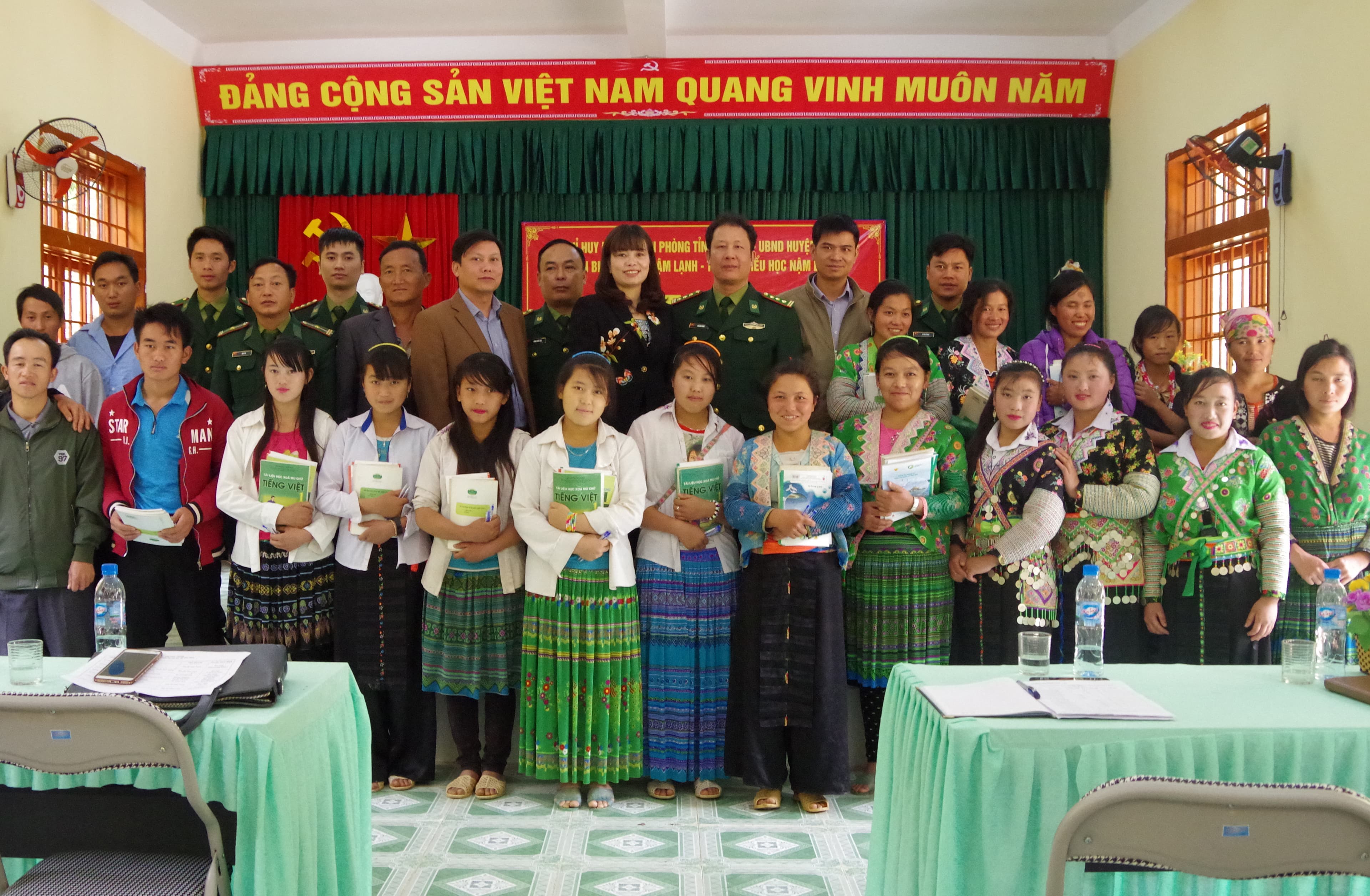 Khai giảng lớp xóa mù chữ cho nhân dân vùng biên giới