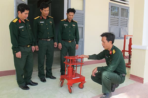 Chủ động tạo vật tư xe máy công binh