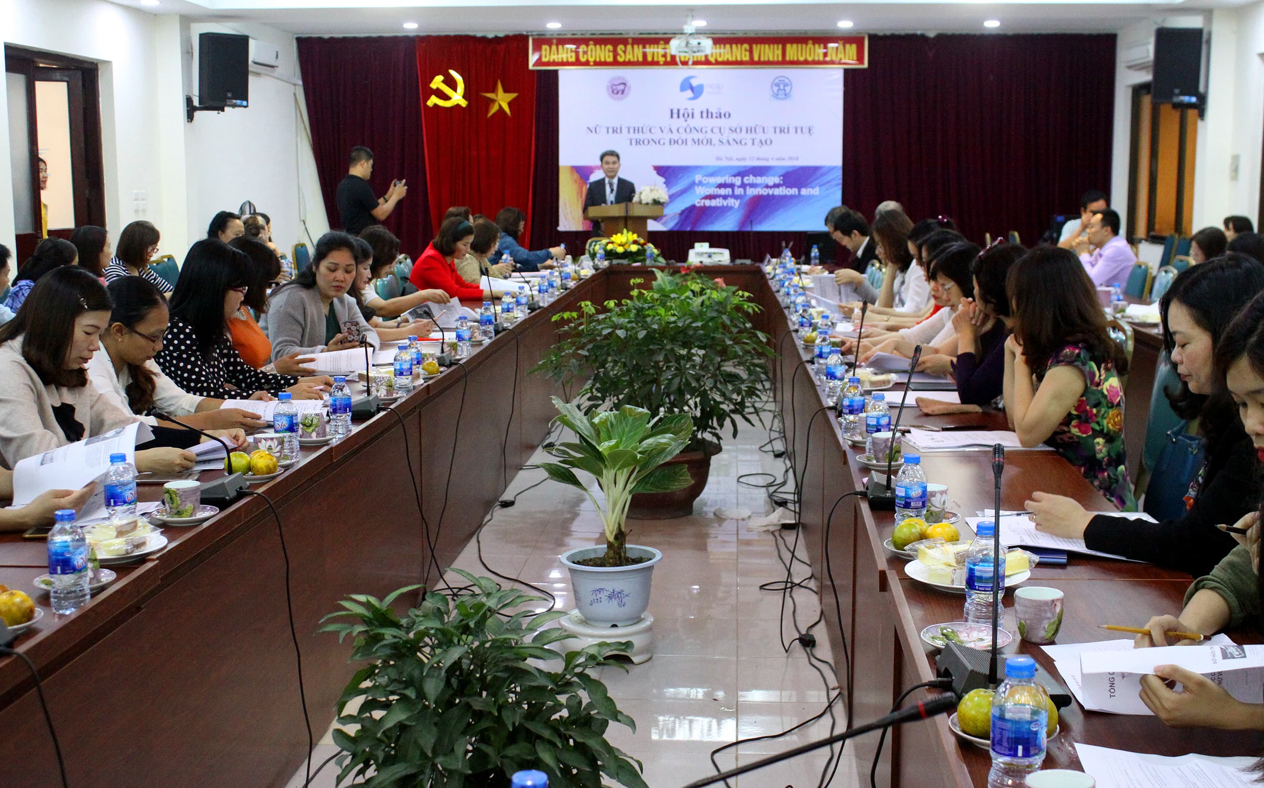 Phụ nữ có vai trò quan trọng trong phát triển khoa học và công nghệ