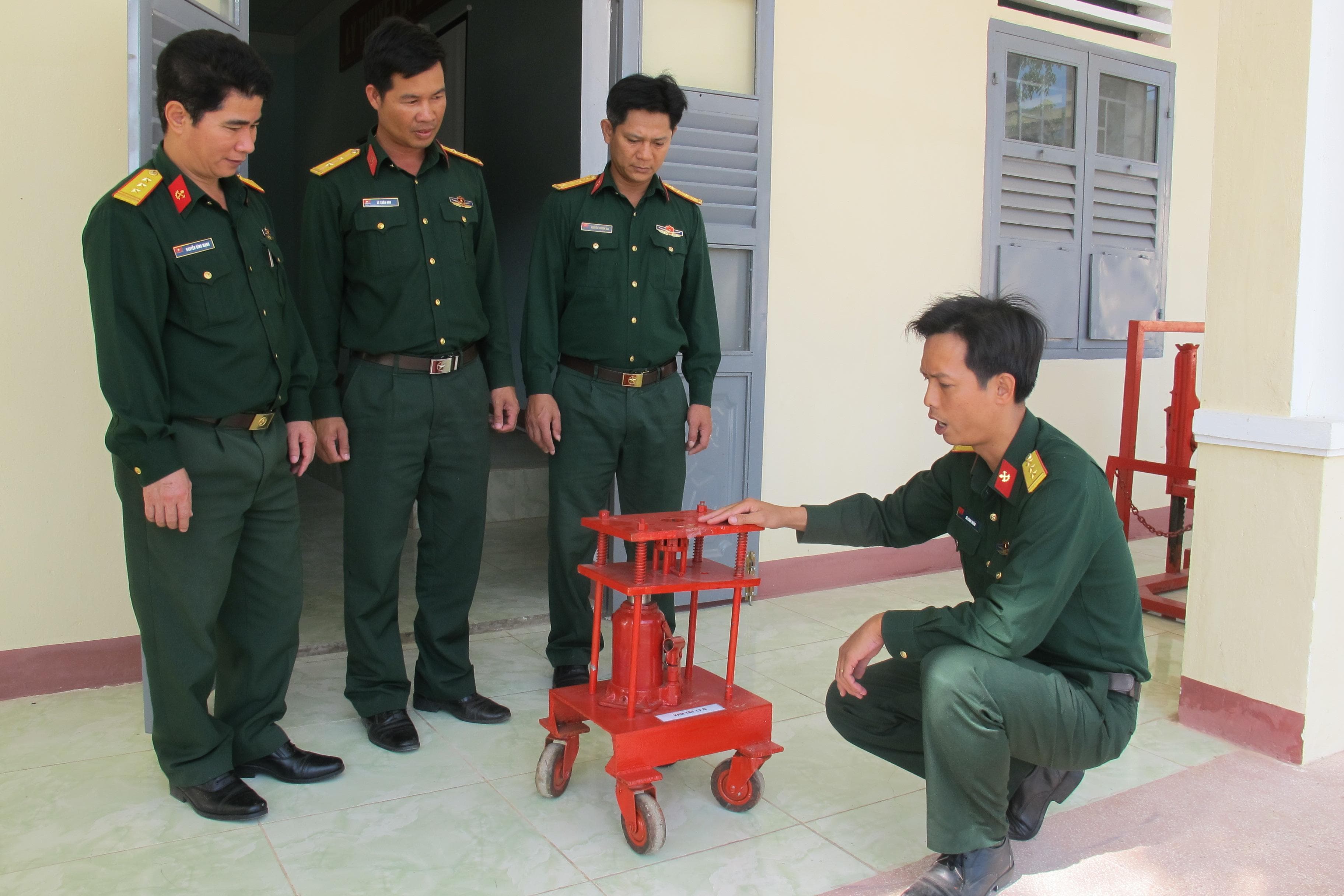 Chủ động tạo vật tư xe máy công binh