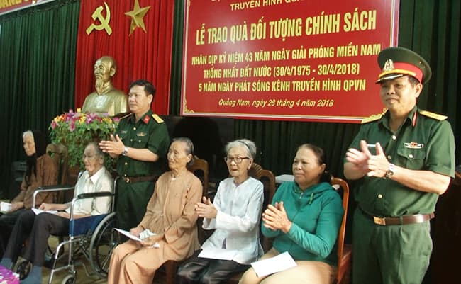 Trung tâm Phát thanh-Truyền hình Quân đội trao tặng quà gia đình chính sách tại miền Trung