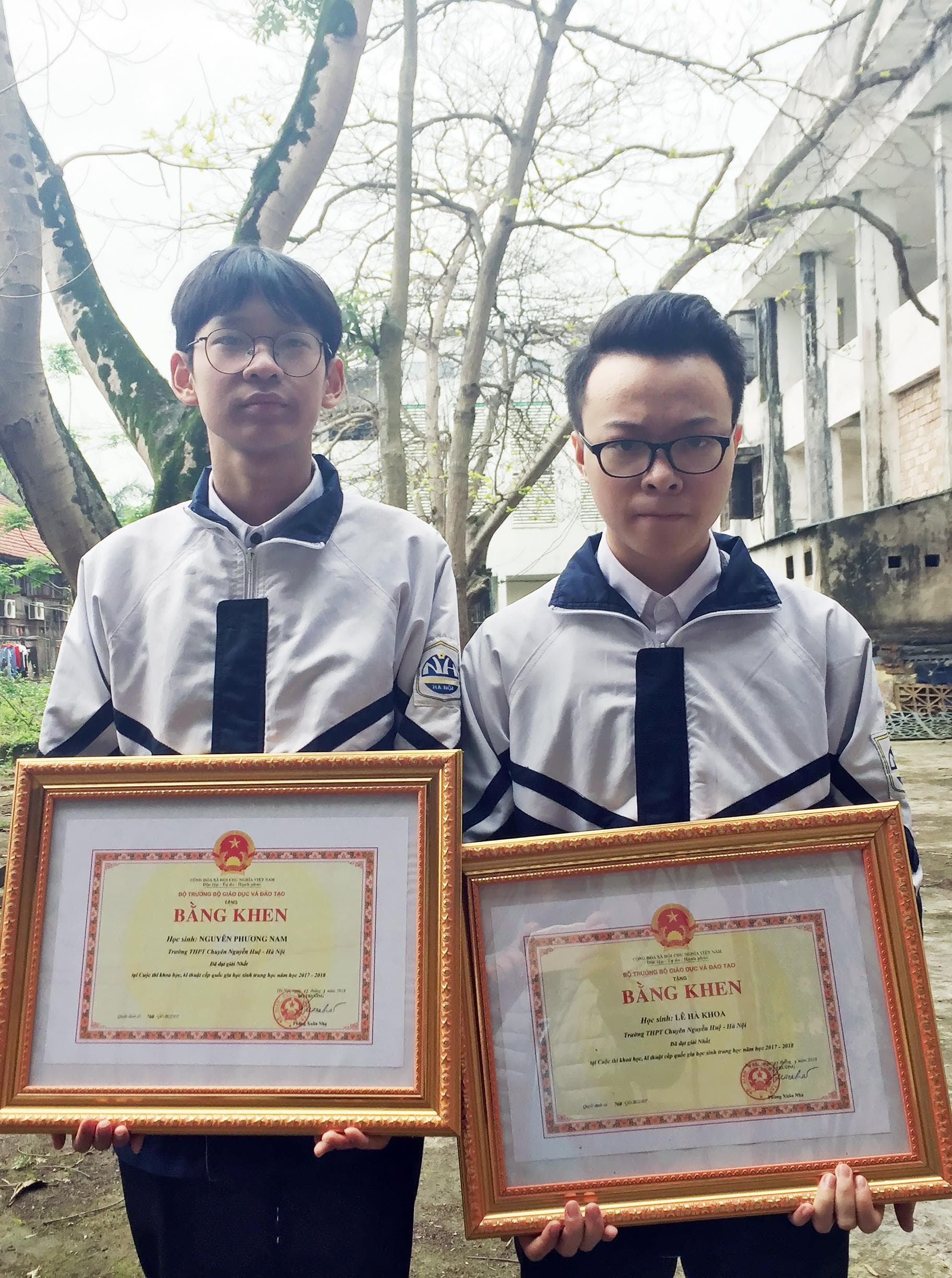 Hai học sinh thích khám phá khoa học