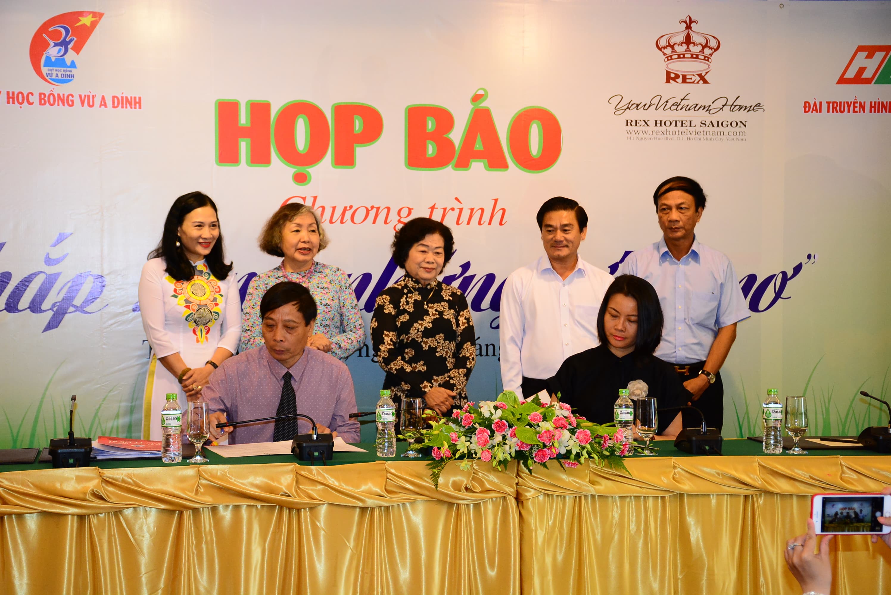 Gần 29 tỷ đồng đóng góp cho Quỹ học bổng Vừ A Dính