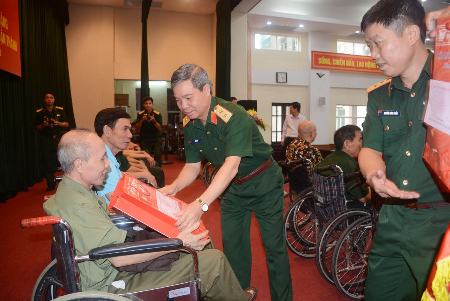 Bộ Quốc phòng gặp mặt đoàn đại biểu thương binh, bệnh binh nặng