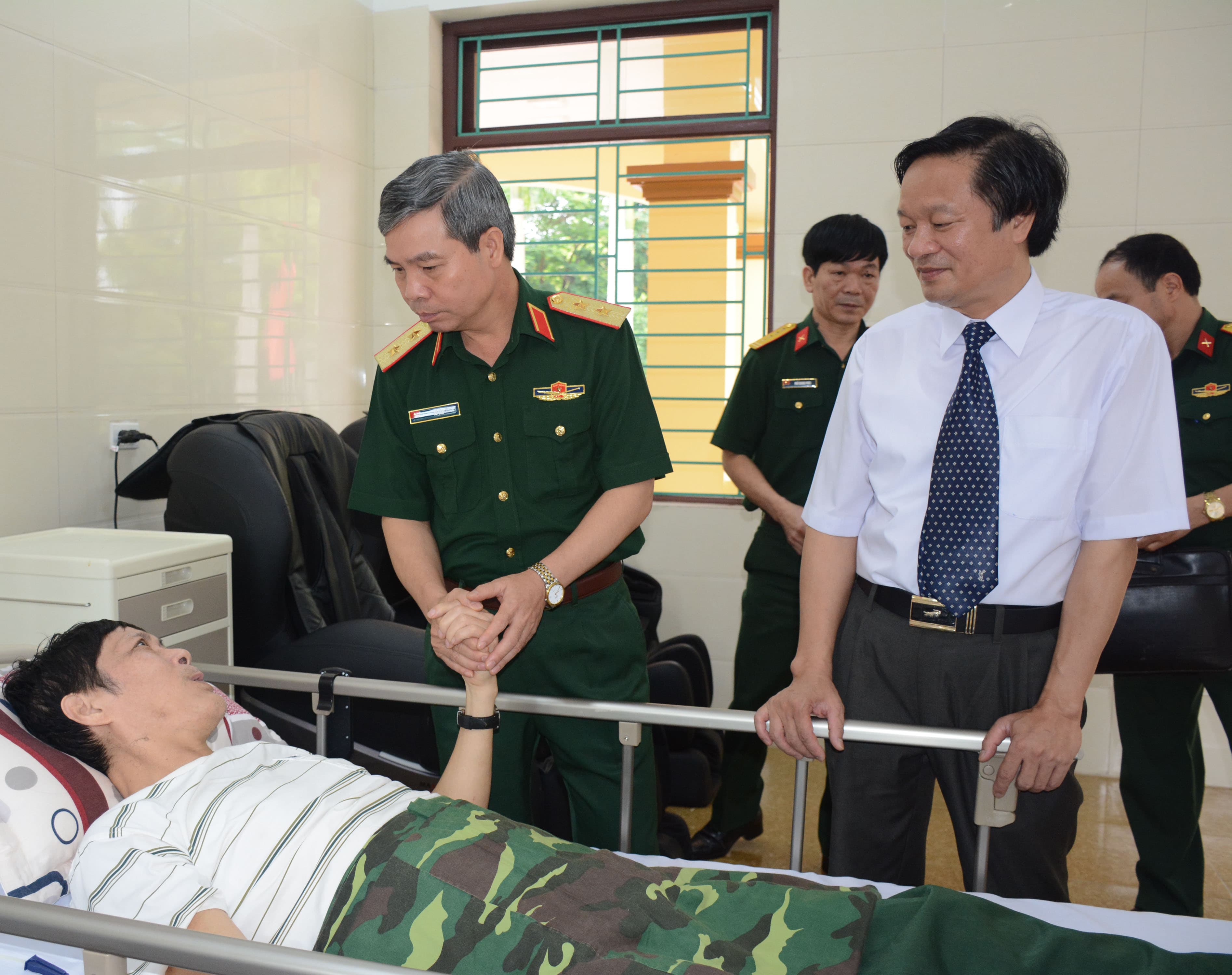Thủ trưởng Tổng cục Chính trị thăm, tặng quà thương binh, bệnh binh tại Trung tâm Điều dưỡng thương binh Duy Tiên