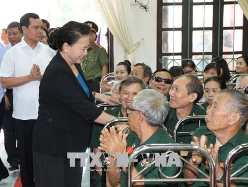 Chủ tịch Quốc hội Nguyễn Thị Kim Ngân thăm, tặng quà thương binh, bệnh binh tại tỉnh Hà Nam