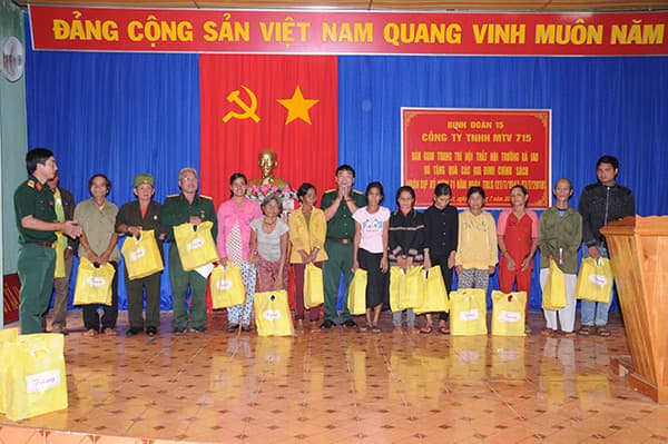 Công ty 715 (Binh đoàn 15): Trao tặng tượng Bác Hồ, tặng quà, khám chữa bệnh cho thương bệnh binh