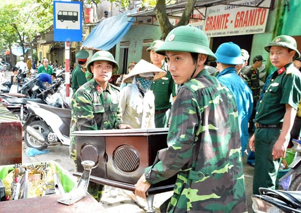 LLVT tỉnh Hòa Bình nỗ lực giúp dân khắc phục sự cố sạt lở