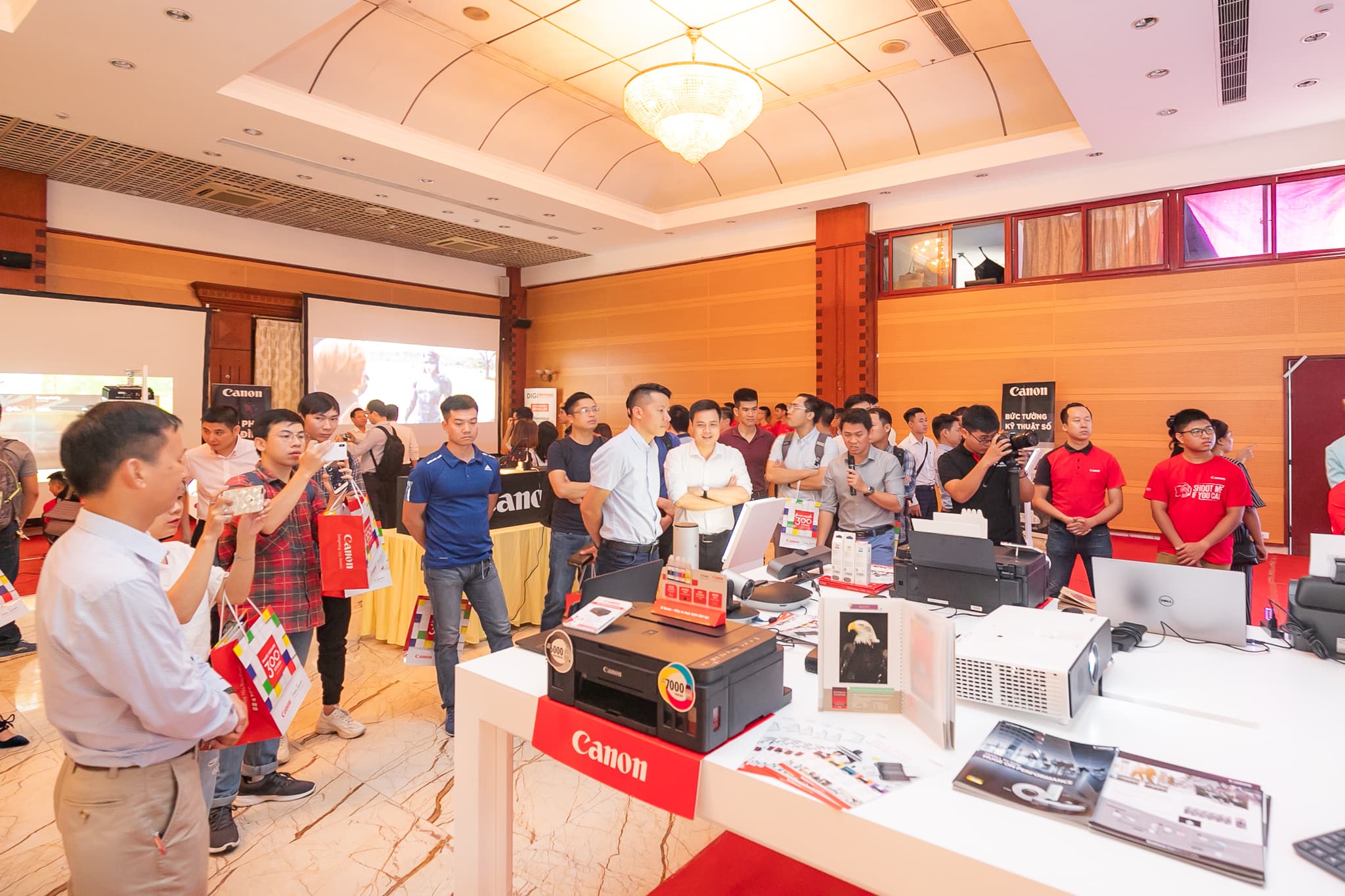 Trình diễn những mẫu máy chiếu mới nhất của Canon