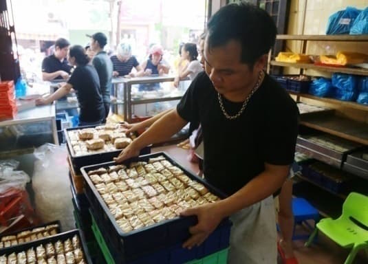 Nhộn nhịp thị trường bánh trung thu, người mua cần cẩn trọng