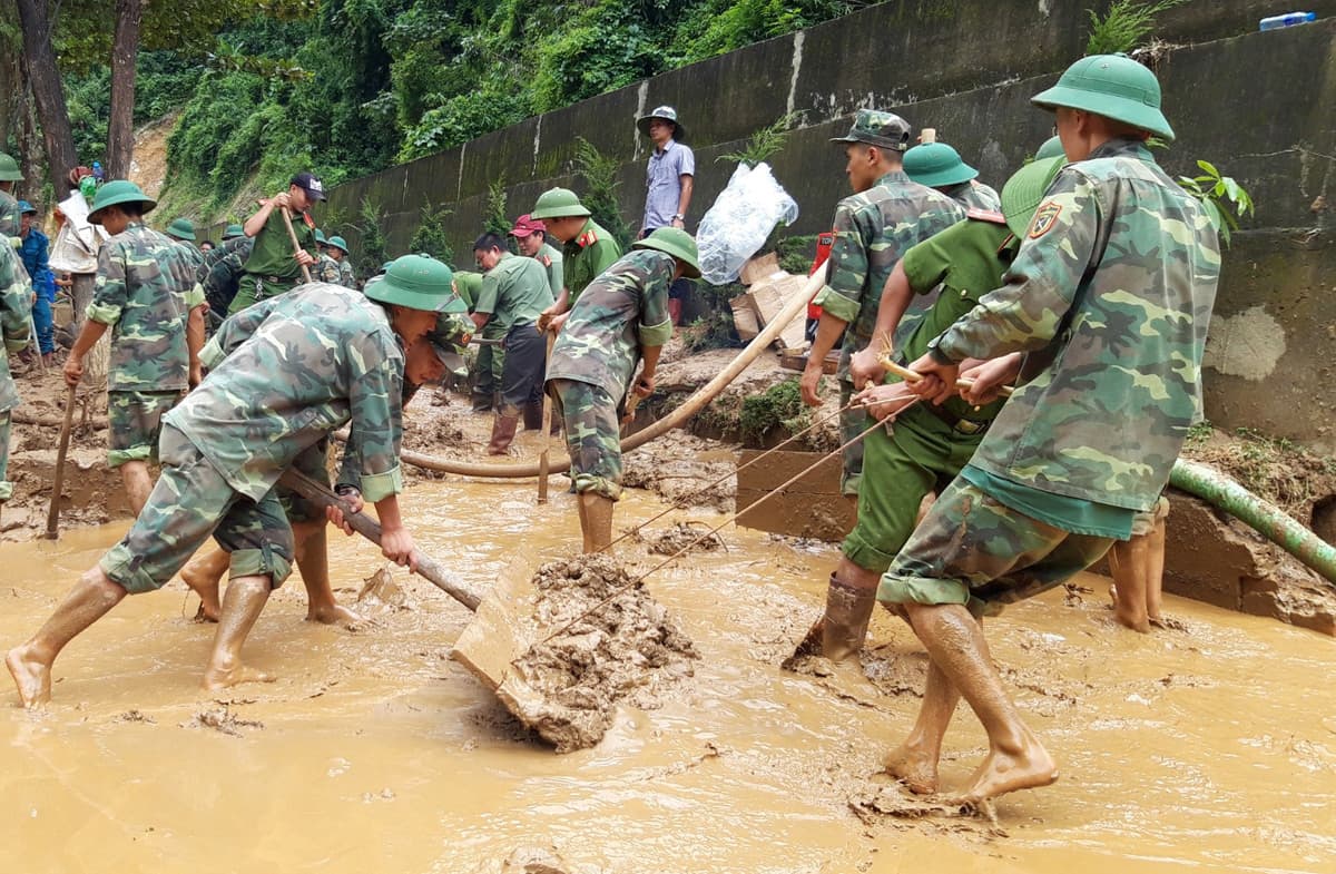 Những ánh sao đồng hành cùng thầy cô vượt qua mưa lũ