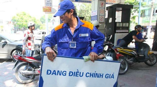Giá xăng tăng 300 đồng/lít