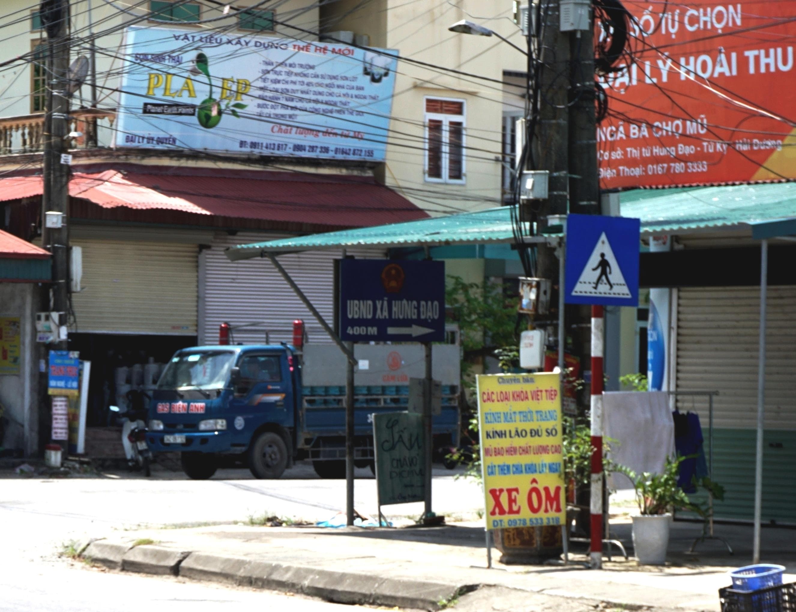 Tận dụng biển chỉ đường làm cột mái che trái phép