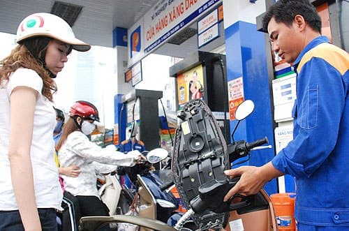 Giá xăng giảm nhẹ, giá dầu giữ nguyên