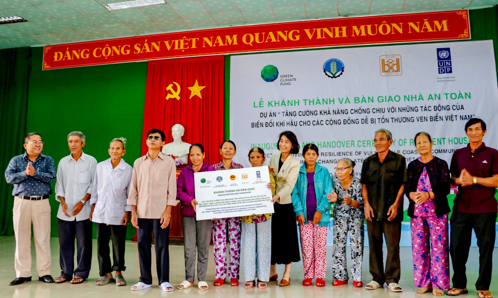 Bàn giao 107 căn nhà an toàn tặng người dân tỉnh Thừa Thiên-Huế