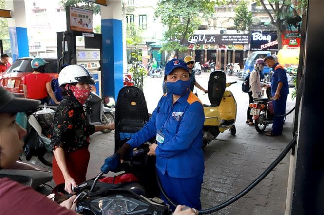 Giá xăng giảm hơn 1.000 đồng/lít