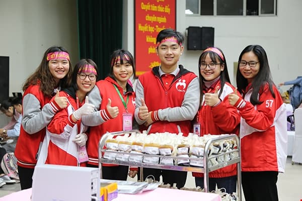 Mang Tết hồng cho người bệnh