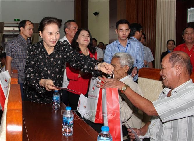 Chủ tịch Quốc hội Nguyễn Thị Kim Ngân thăm và tặng quà Tết tại Hậu Giang