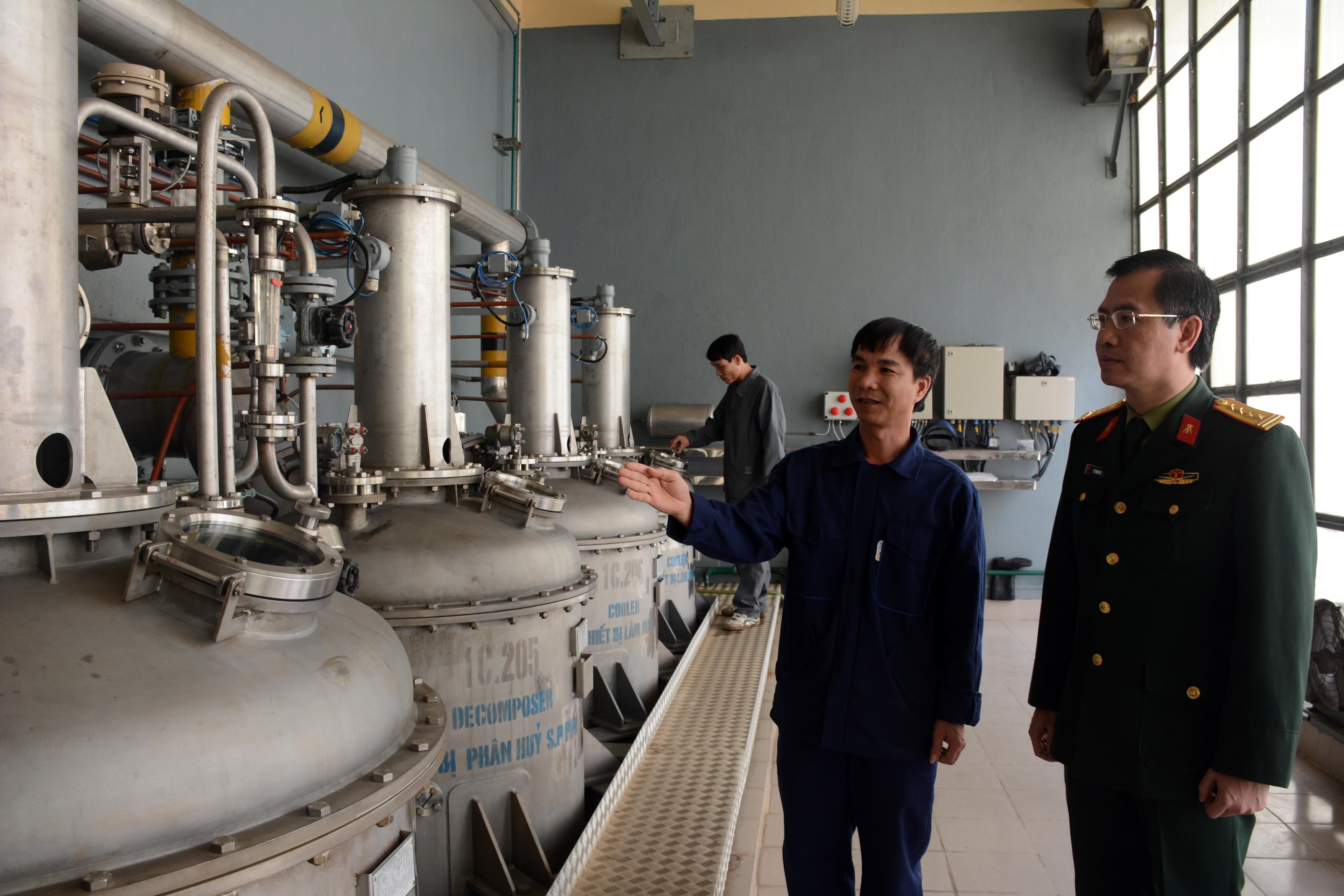 Làm chủ công nghệ sản xuất các loại thuốc phóng, thuốc nổ mạnh quân sự