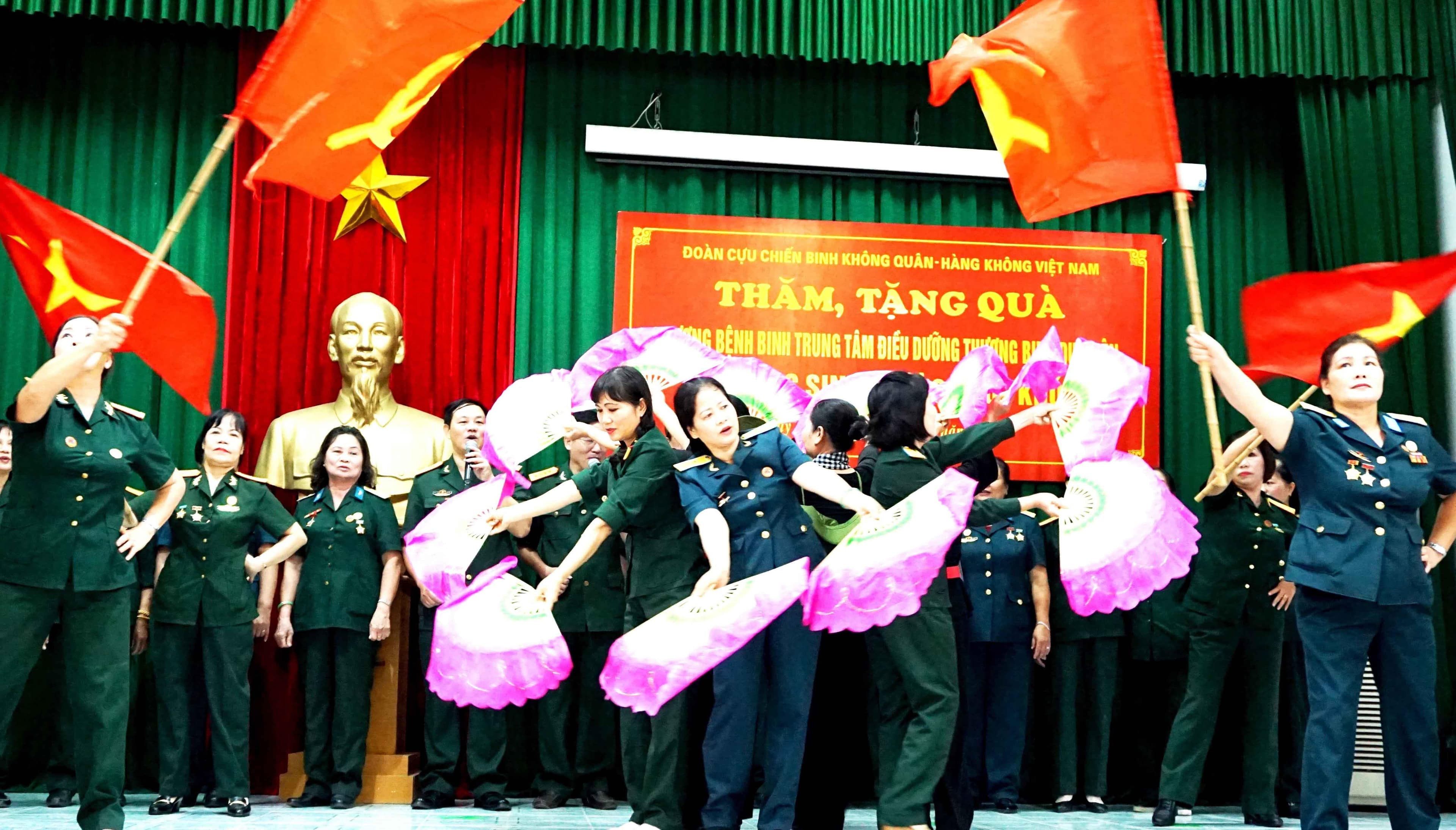 Cùng cất cao lời ca tiếng hát với thương binh, bệnh binh