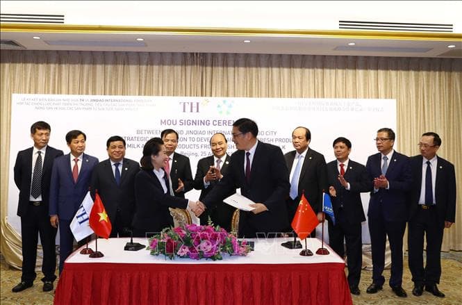 Thủ tướng Nguyễn Xuân Phúc dự Lễ ký kết hợp tác phát triển thị trường sản phẩm sữa Việt Nam tại Trung Quốc