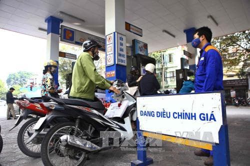 Giá xăng tiếp tục tăng gần 1.000 đồng/lít