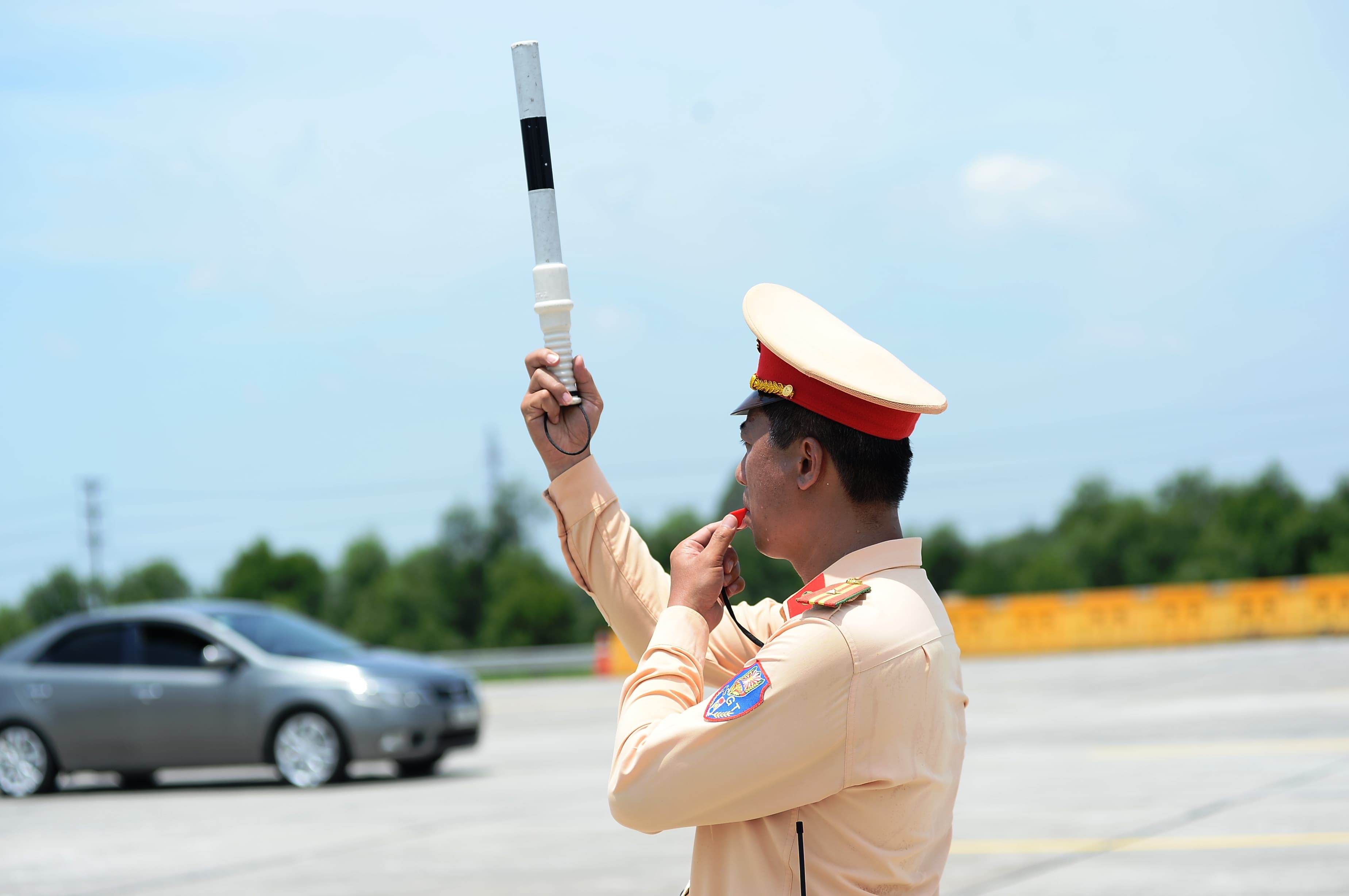 Cảnh sát giao thông làm nhiệm vụ giữa thời tiết nắng nóng