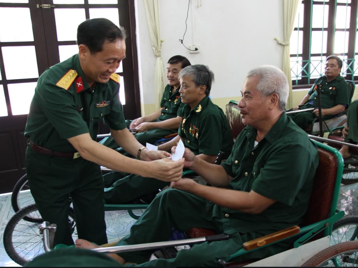 Ban Công đoàn Quốc phòng thăm, tặng quà các trung tâm điều dưỡng thương binh