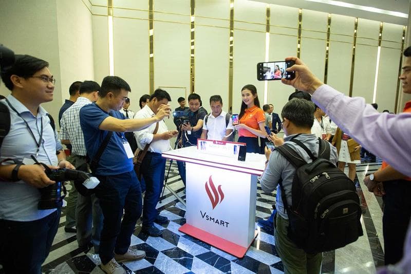 Bất ngờ tuyên bố giảm giá 50% cho dòng điện thoại Vsmart Live