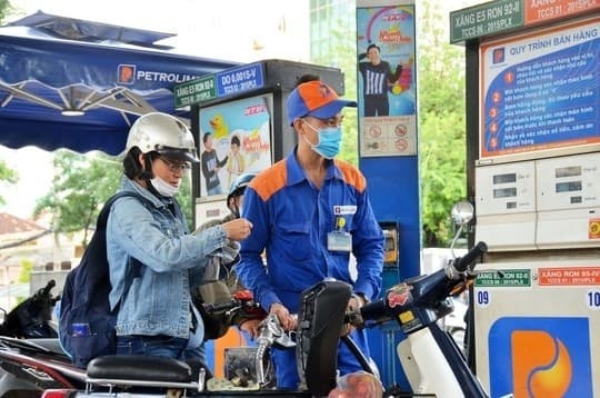 Giá xăng tiếp tục tăng hơn 300 đồng/lít