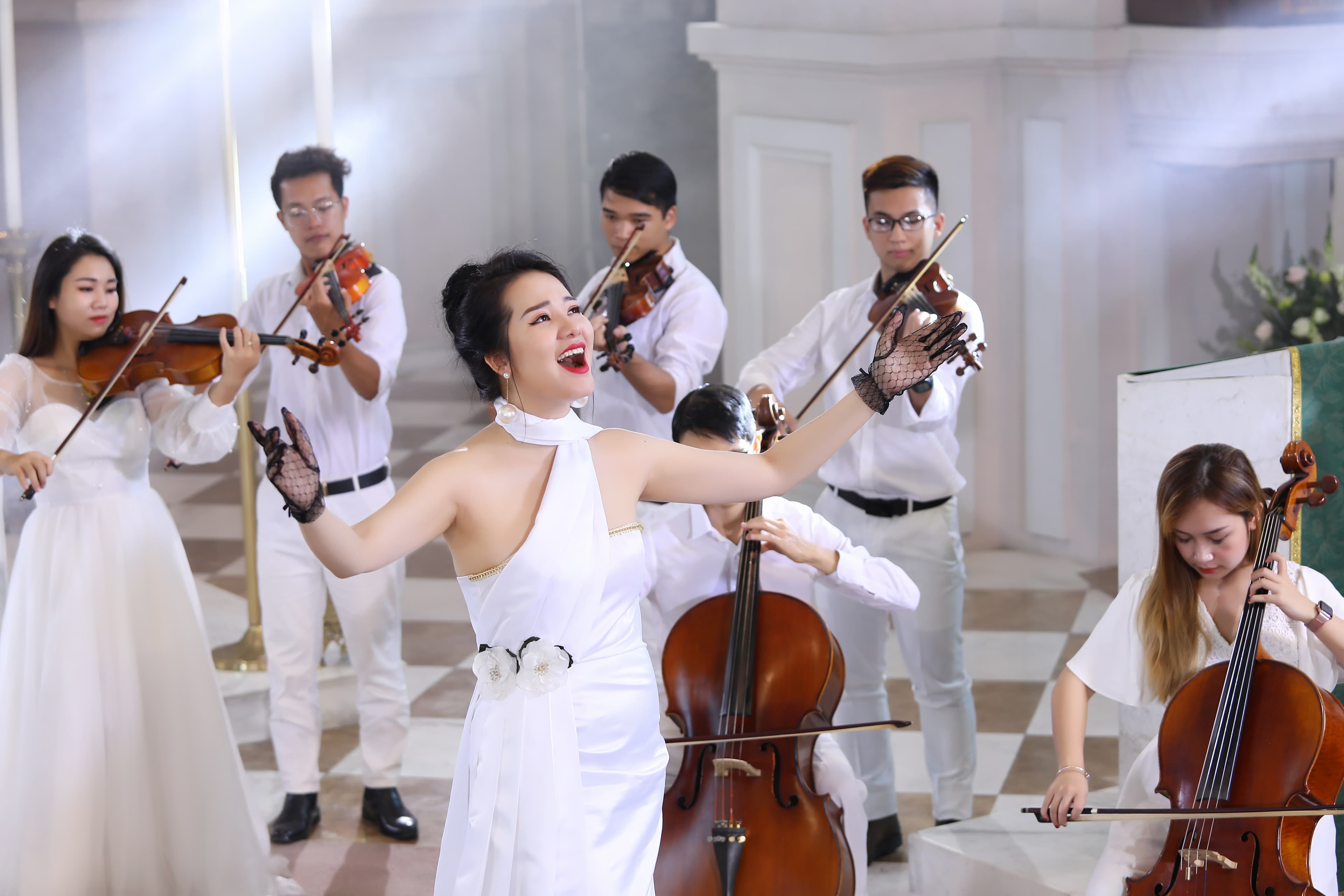 Phạm Thùy Dung- một “vầng trăng” hát