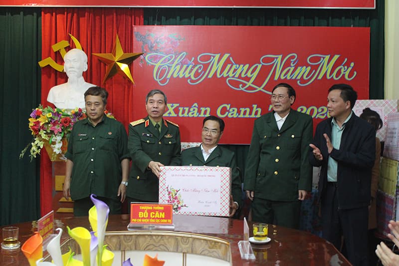 Thượng tướng Đỗ Căn thăm và tặng quà thương, bệnh binh tại Phú Thọ
